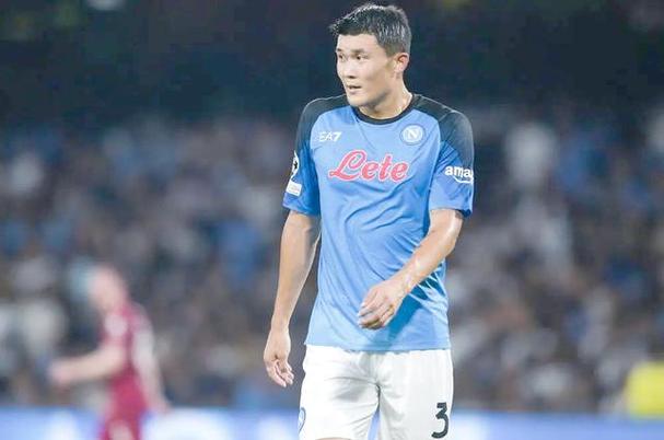 图片报：金玟哉在欧冠遭受撞击，今天被安排休息未和球队一起训练