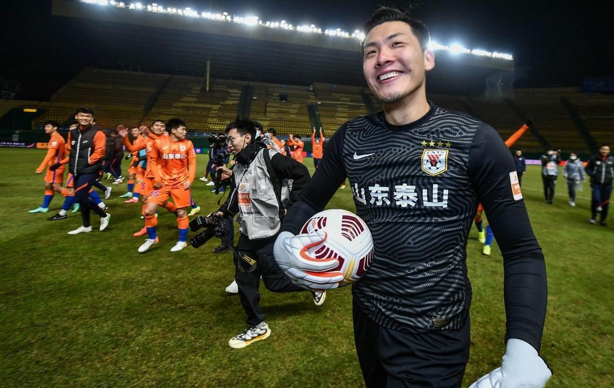 里程碑，36岁王大雷领取两件中国顶级联赛出场数纪念球衣