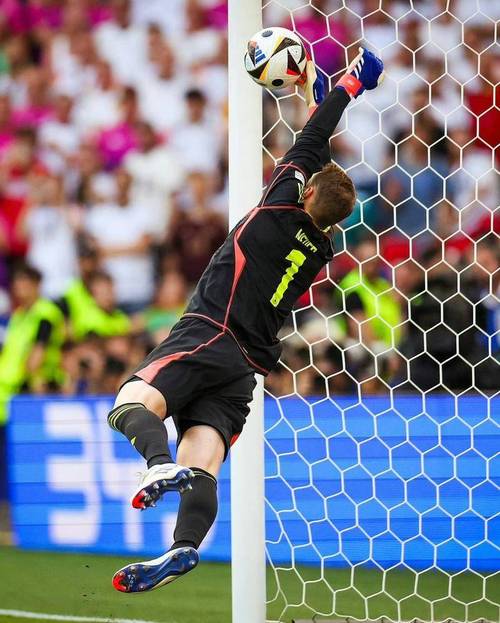 诺伊尔：这绝对是我效力过最强的拜仁之一，一切运作得非常顺利