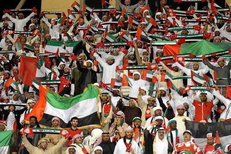 白头巾气炸了😡阿联酋球迷被挑衅后疯狂扔水瓶，冲进场内扭打