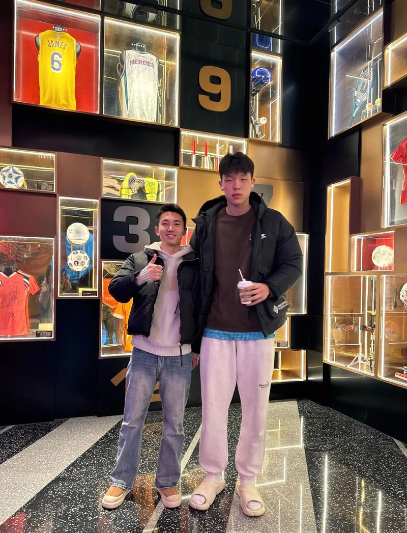 开拓者在当地自我提升中心与孩子们做活动 杨瀚森和利拉德现身