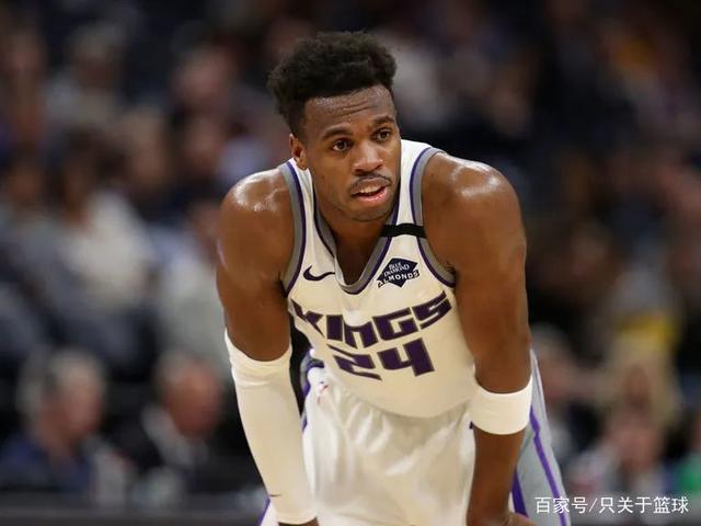 名记：文班在个人第3个赛季的飞跃是现象级 他减少三分出手很关键